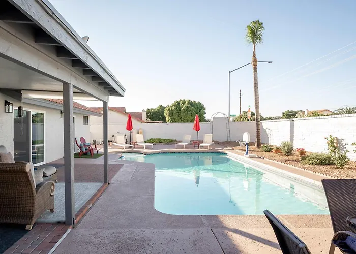 Fairbrook - Chic Design Saltwater Pool With Hot Tub Mesa